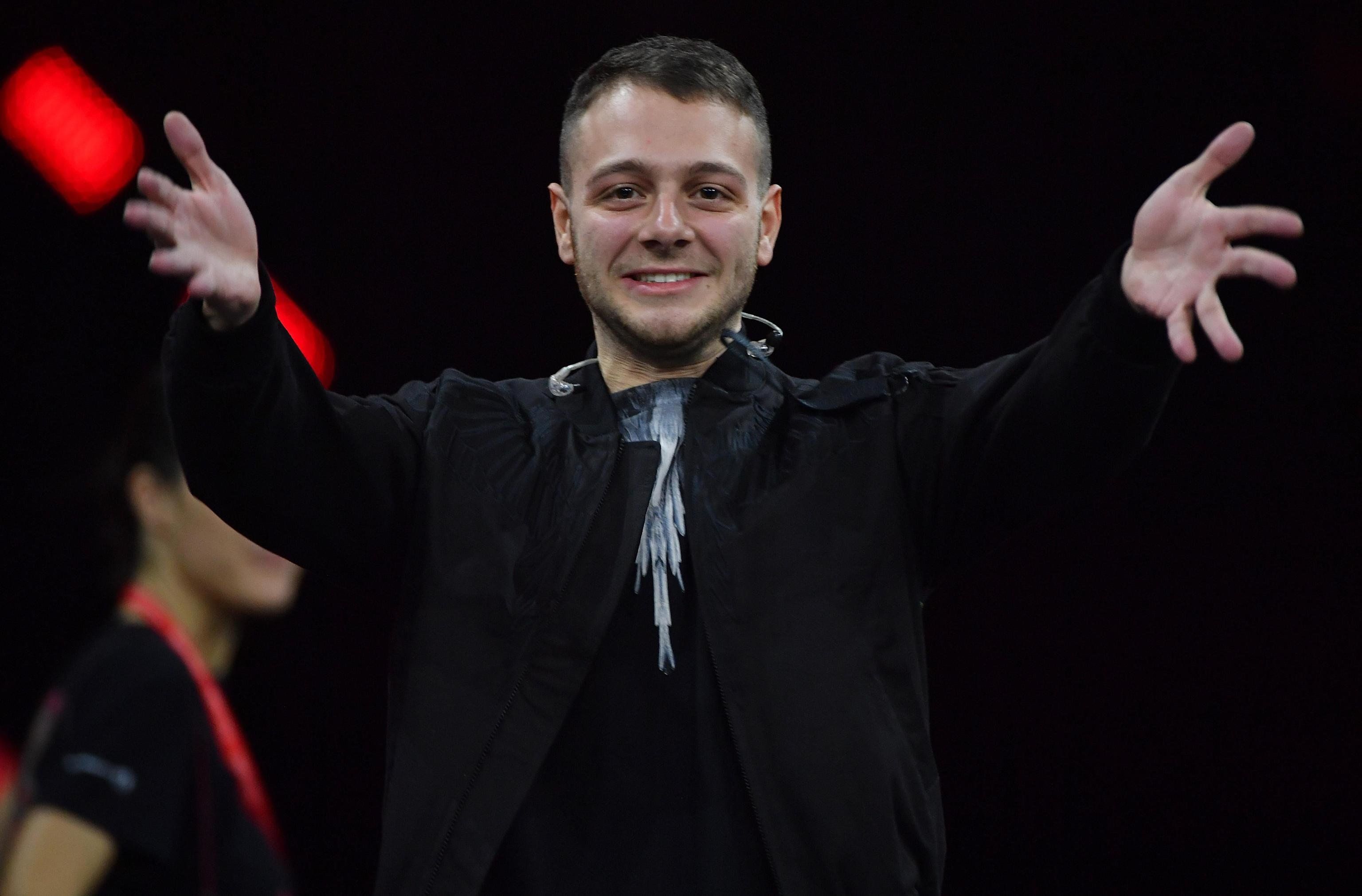 Il rapper è sovranista, la sinistra impazzisce