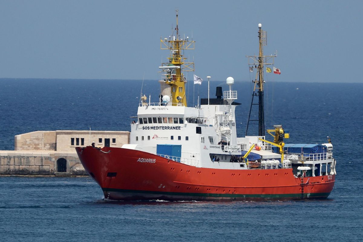 L’Aquarius si dà una riverniciata e torna da noi per conto di Macron