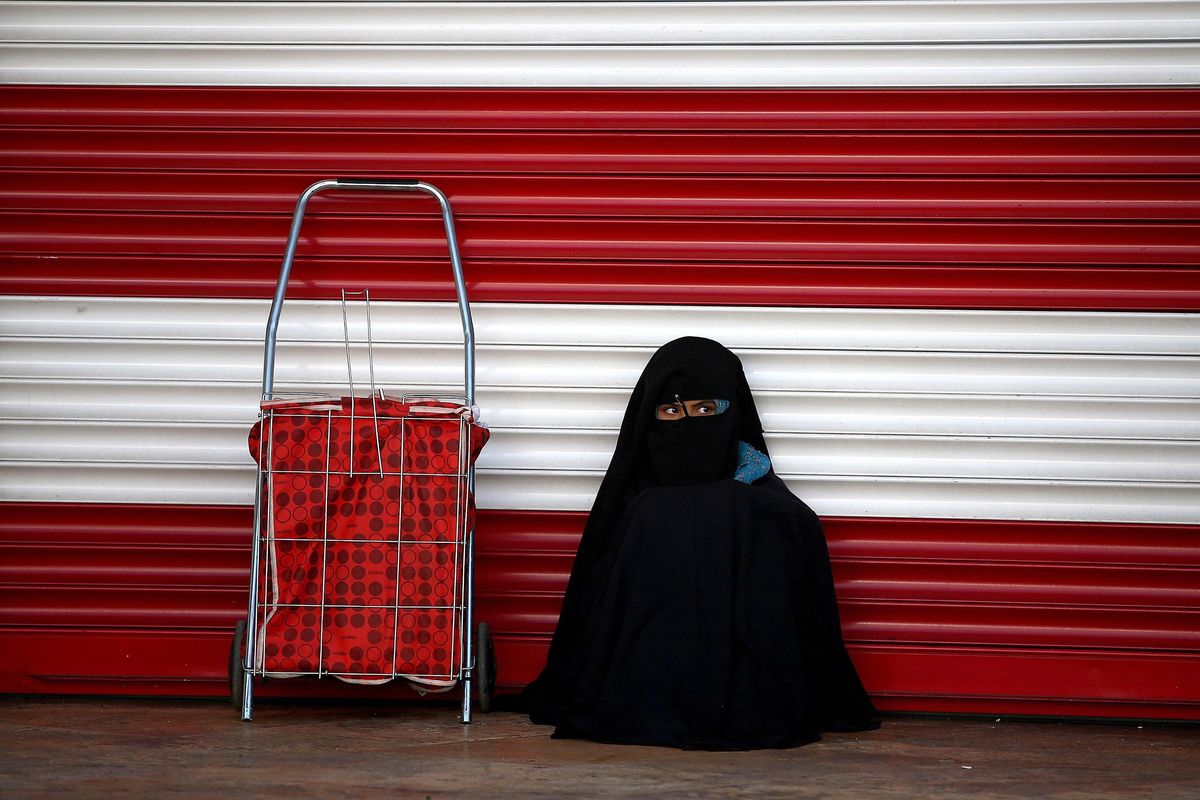 Marocchino sbatte al muro la figlia: «Vestiva troppo all’occidentale»