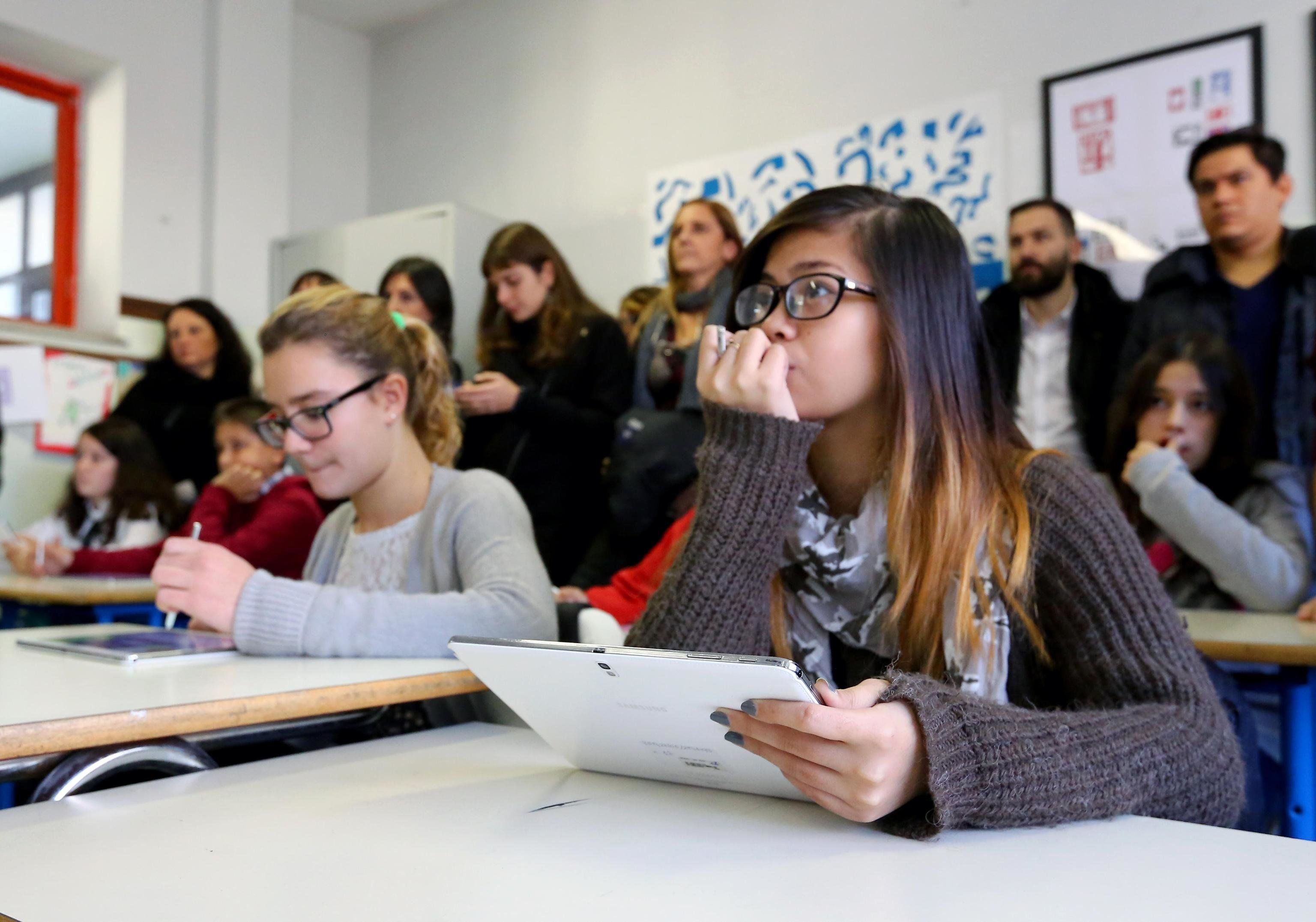 Lezione dell’alunna alla prof: «Viva i confini»