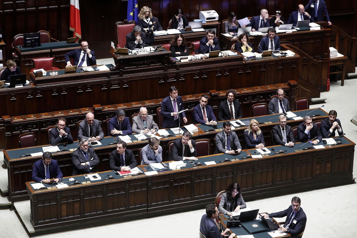 La Camera approva il Def dei desideri. Ci vuole un’acrobazia per le coperture