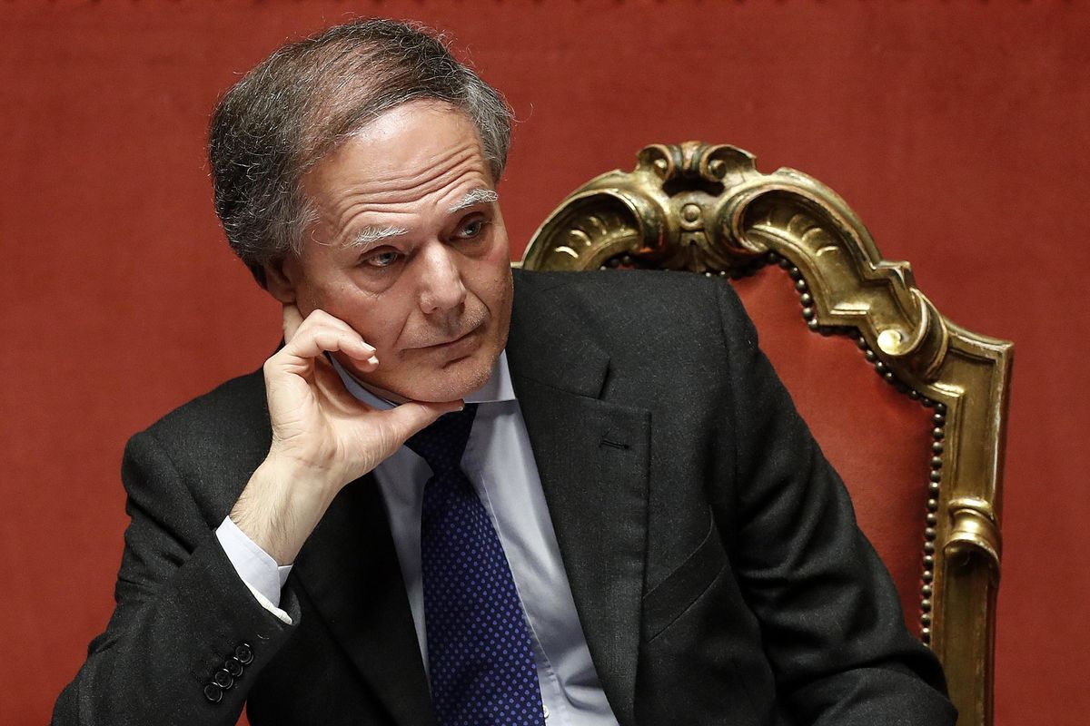 Il ministro in smoking tra le feluche rosse