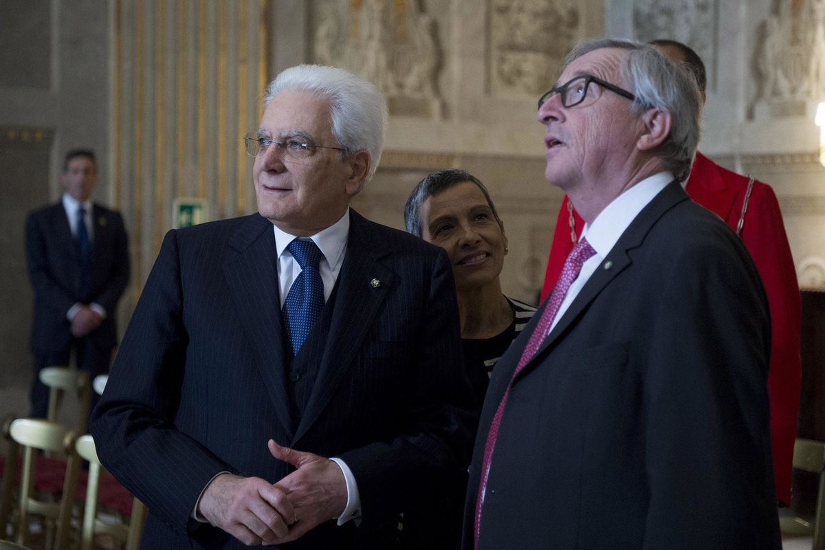 Mattarella difende gli euroburocrati che da mesi ci riempiono di insulti. Le difficoltà per entrare in Lussemburgo