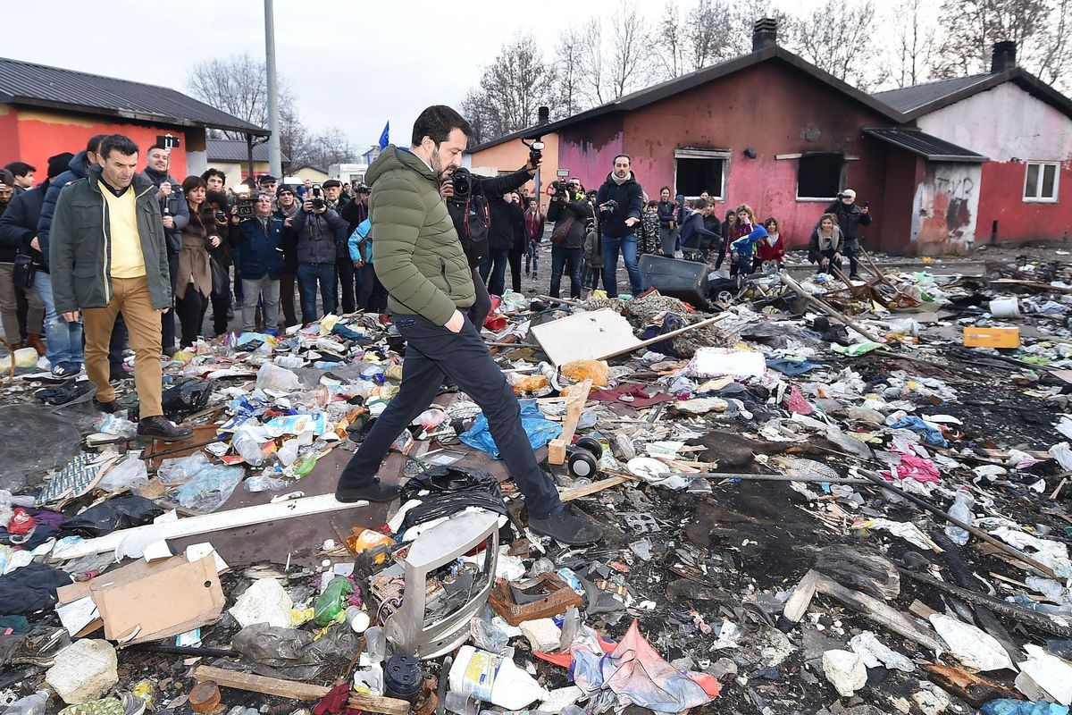 Salvini lancia il censimento dei rom e nei sondaggi la Lega supera il M5s