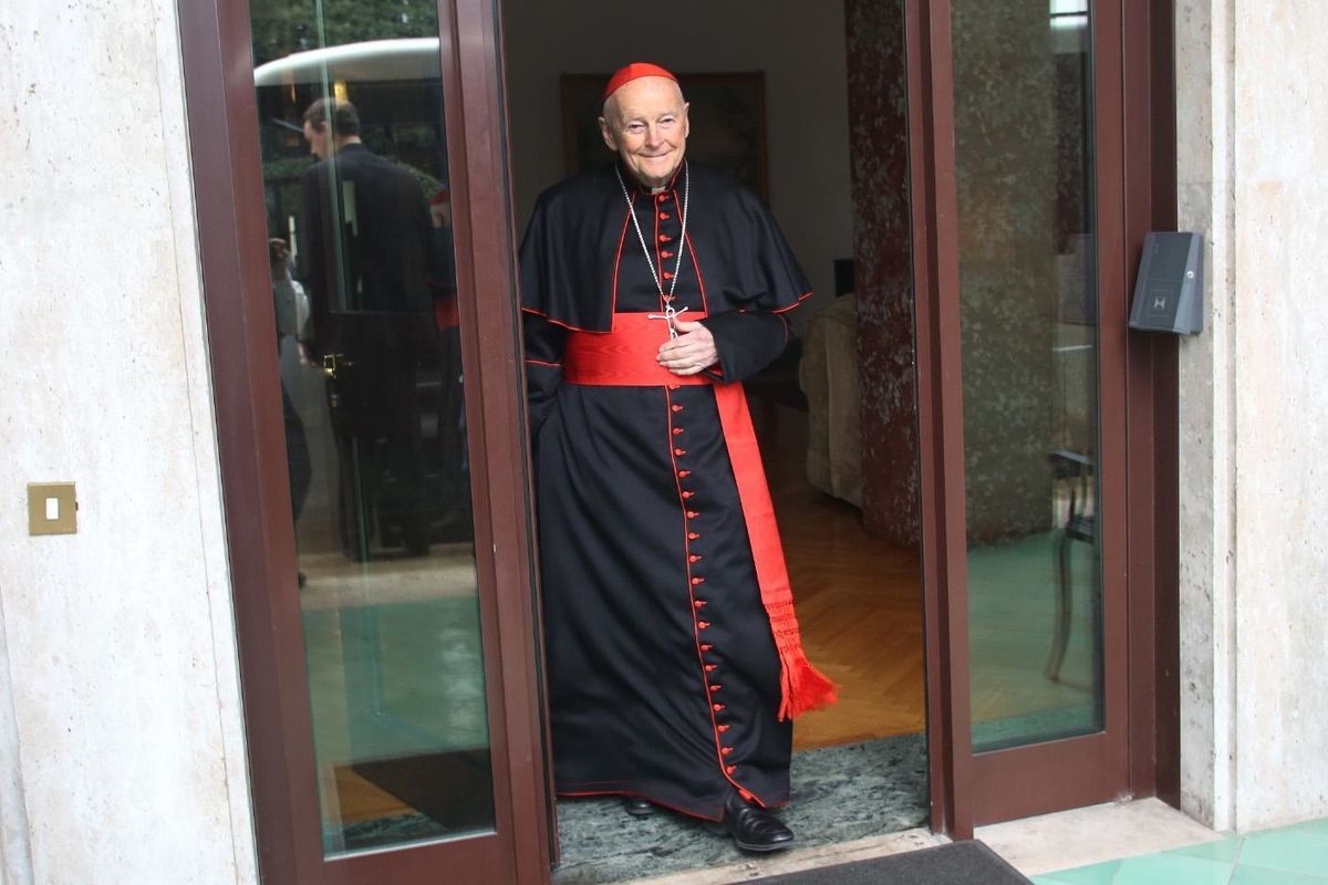 Per il caso McCarrick salta un cardinale. Tutti i capi dei vescovi convocati in Vaticano