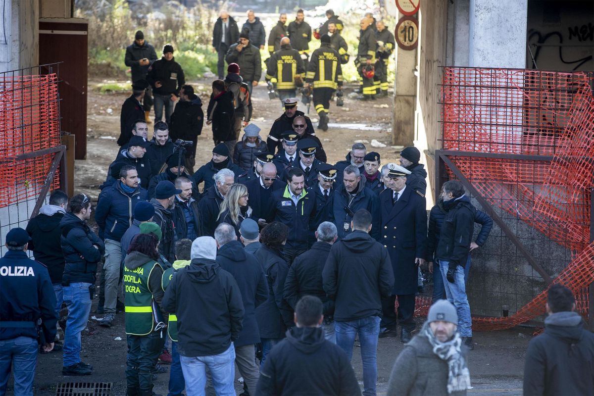 Sgombero alla ex Penicillina di Roma, nel ghetto vivevano 400 migranti