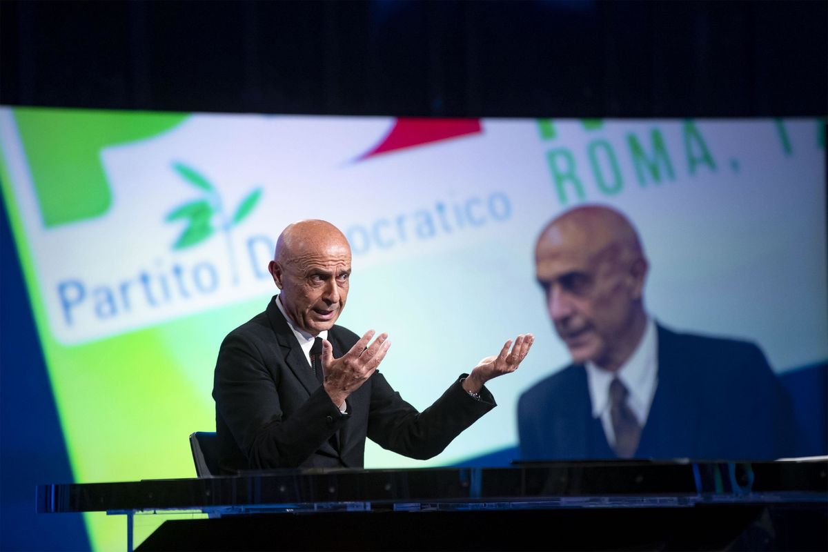 Con l'uscita di scena di Minniti dal Pd, Renzi consuma la vendetta sui servizi