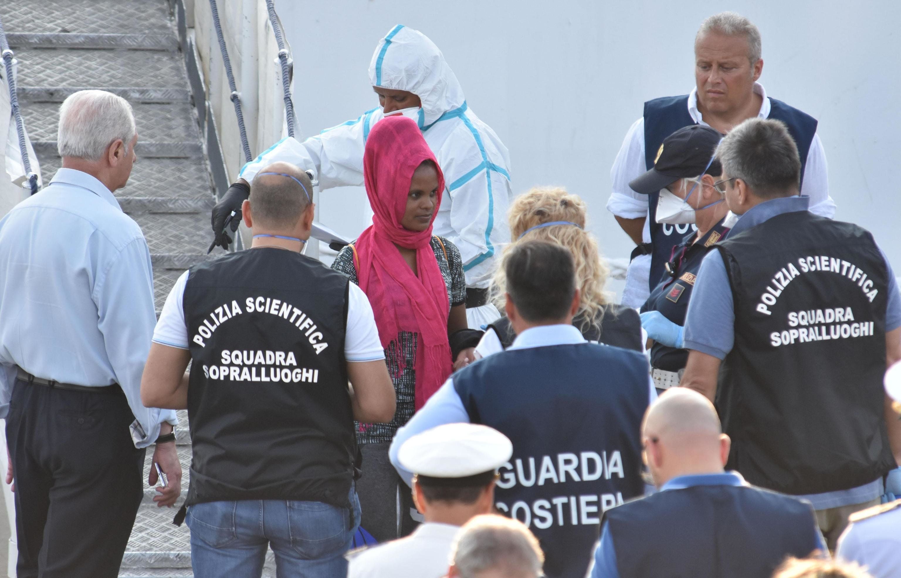 Blocchi gli sbarchi? Finisci indagato. Se fai il tassista per i migranti, no