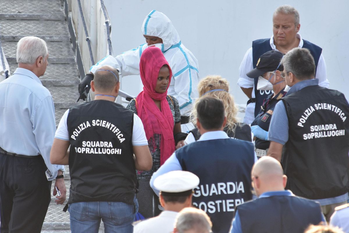 Blocchi gli sbarchi? Finisci indagato. Se fai il tassista per i migranti, no