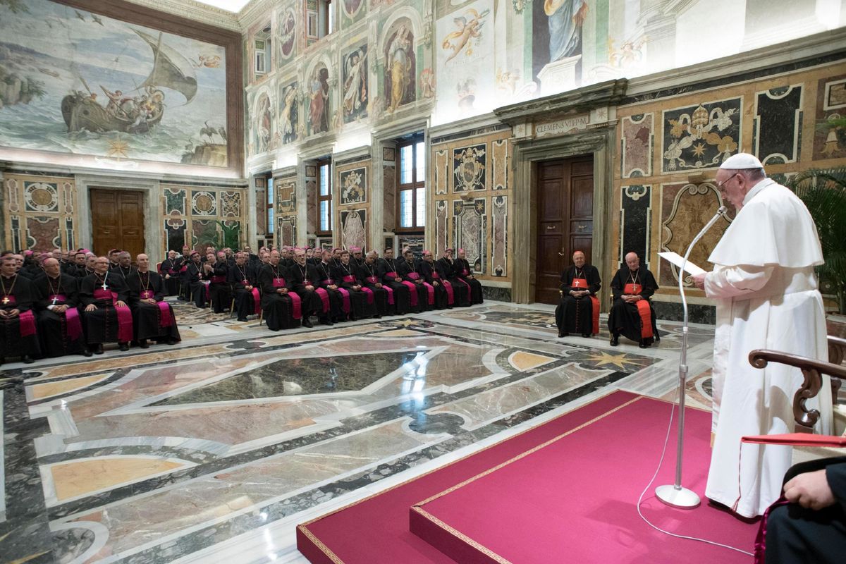 I vescovi degli States chiedono un sinodo. Ma il Vaticano studia l’attacco all’ex nunzio