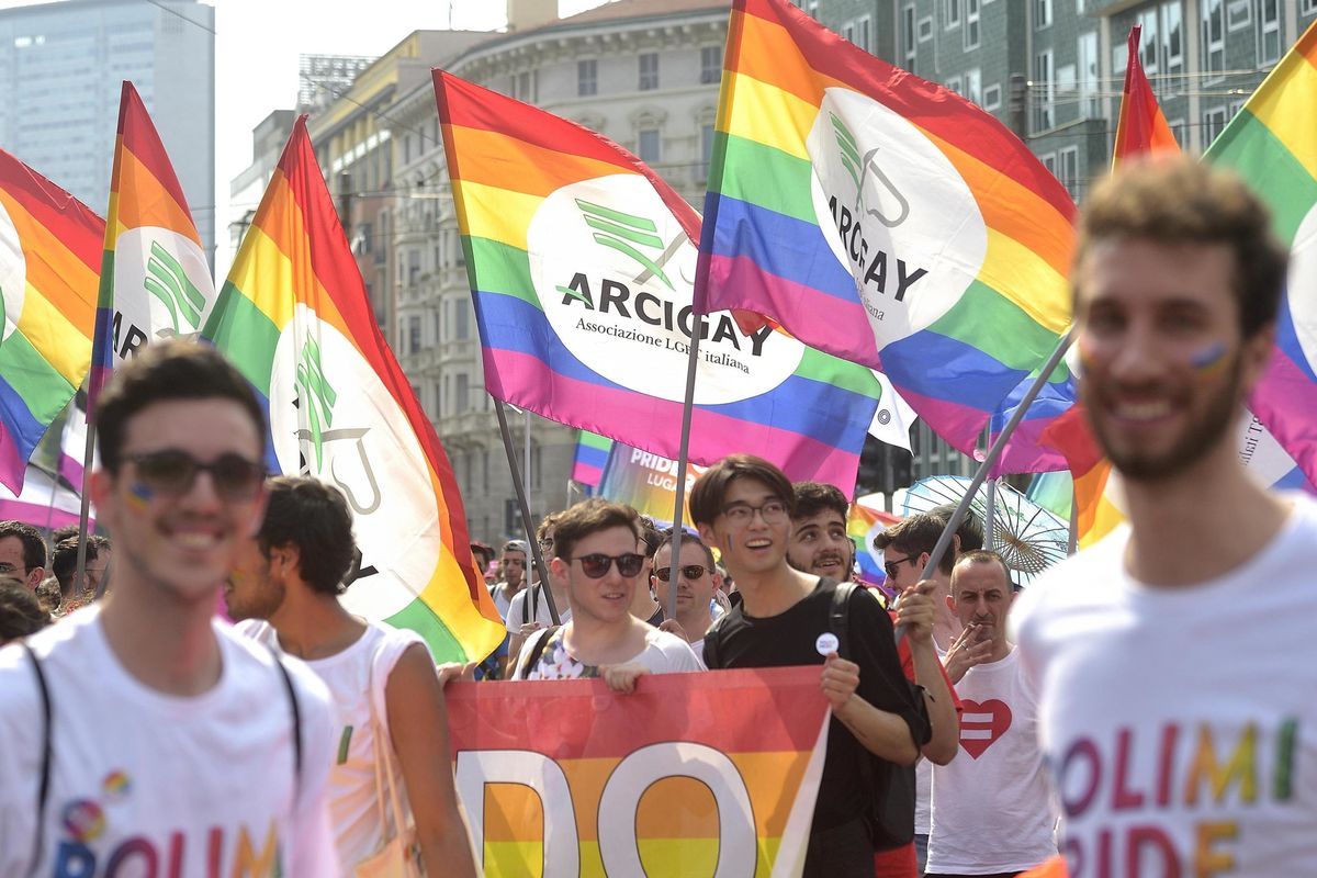 Se il gay non adora i gay pride allora è «omofobo»