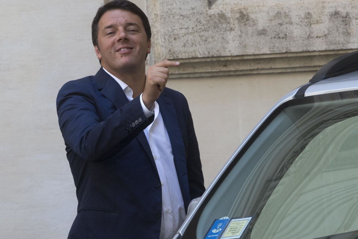 Gli sprechi di Renzi a Palazzo Chigi: una superscorta con 9 auto di lusso