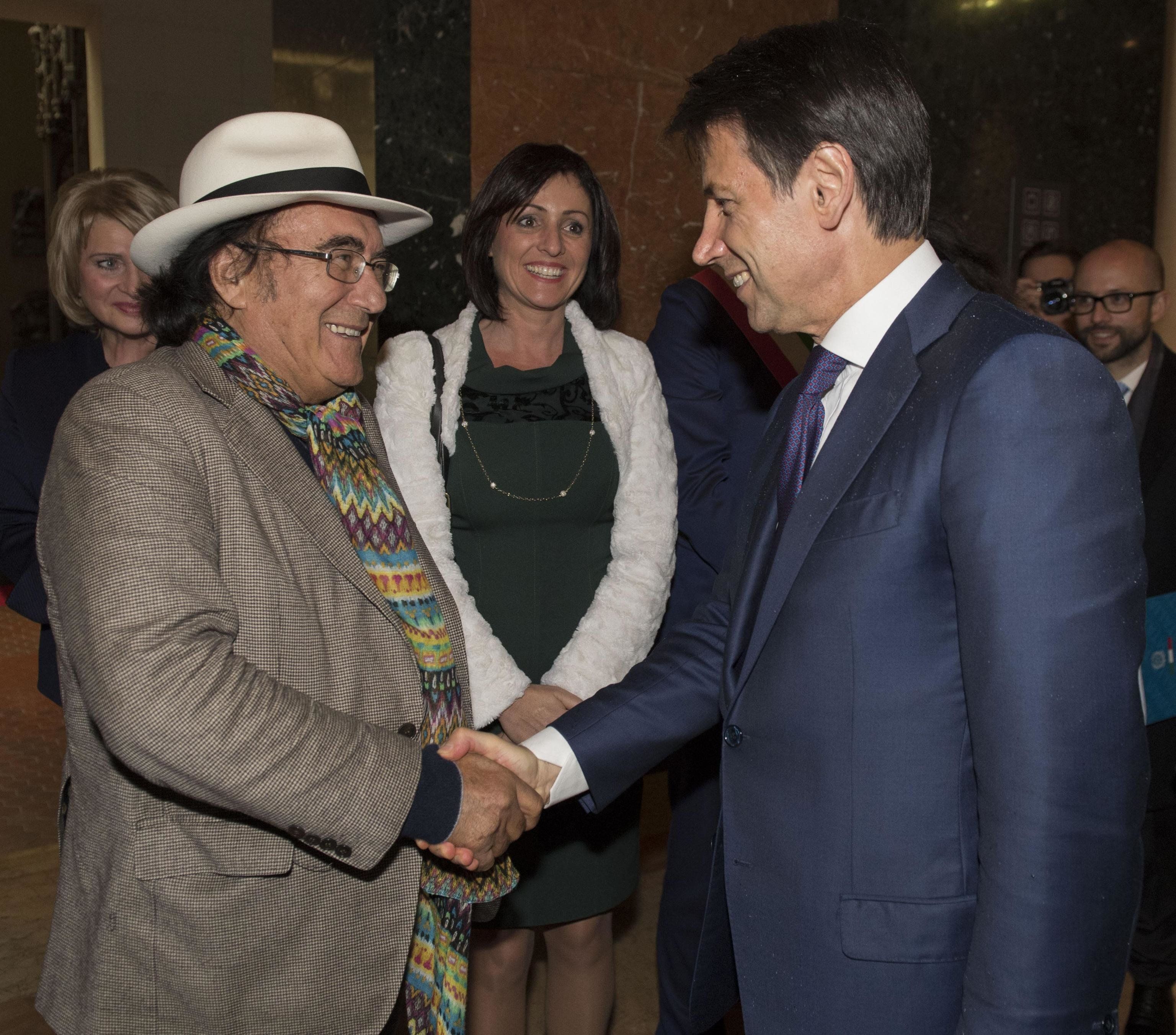 Si può vivere bene anche senza like. Dieci motivi per diventare «asocial»