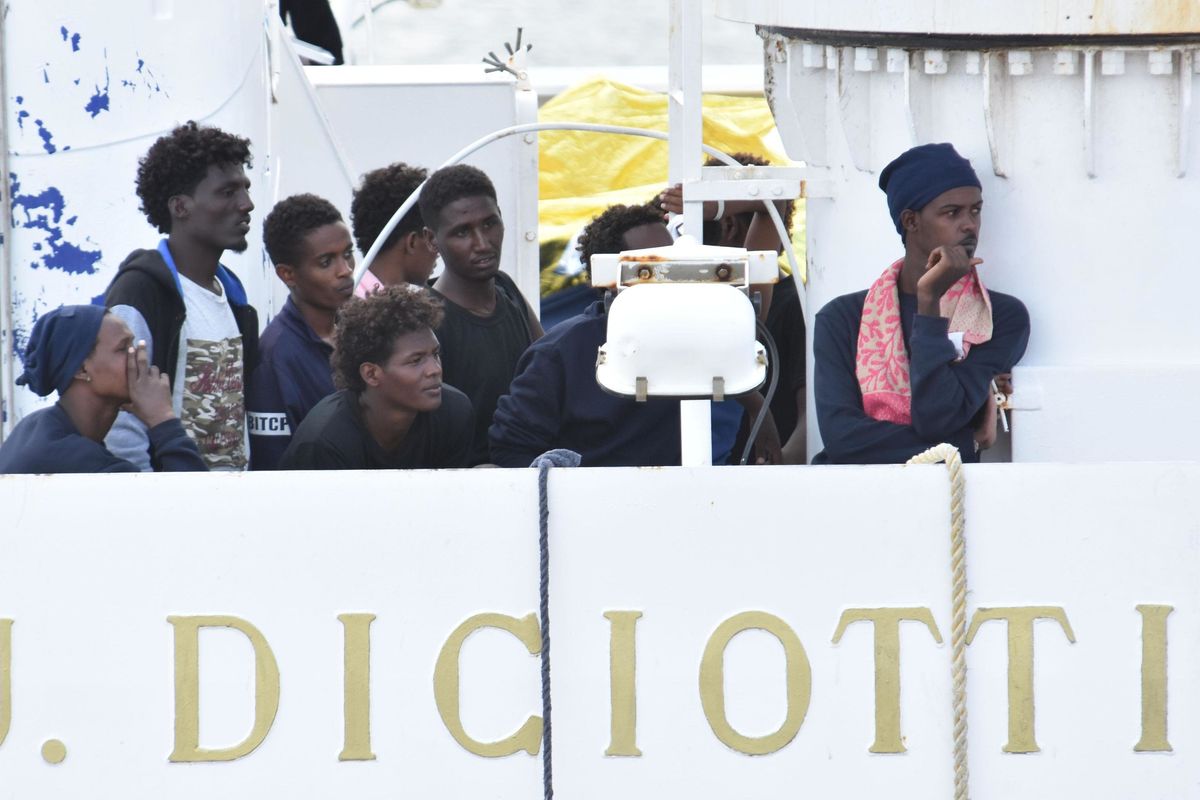 Una rete di attivisti aiuta i migranti a raggiungere di nascosto il confine