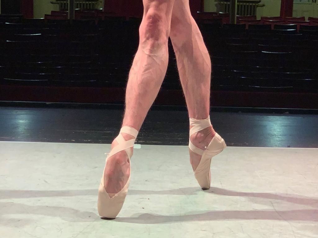 male ballet dancer on pointe