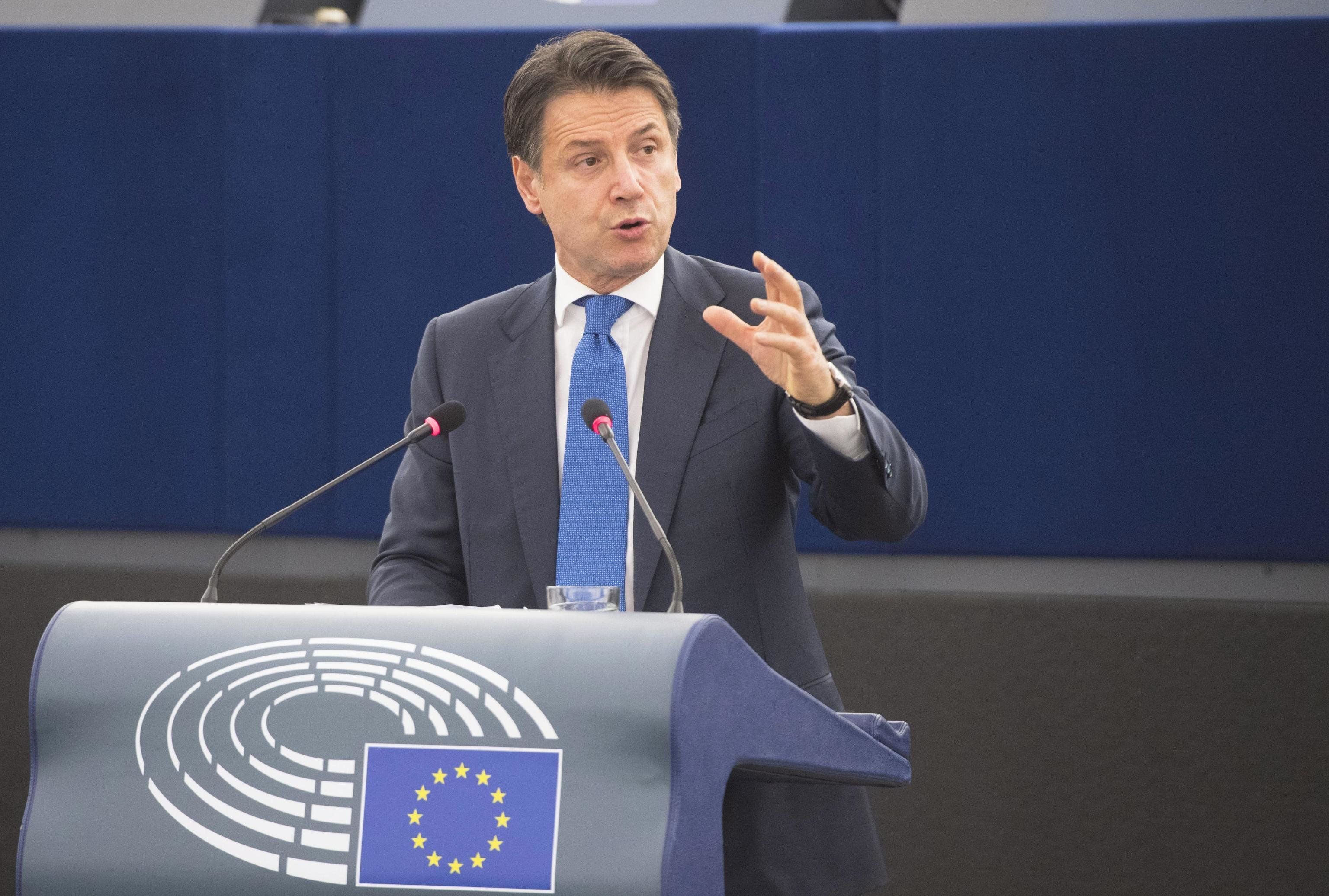 Conte a Strasburgo dà una lezione all’Ue. E fa uscire di testa l’ultrà Verhofstadt