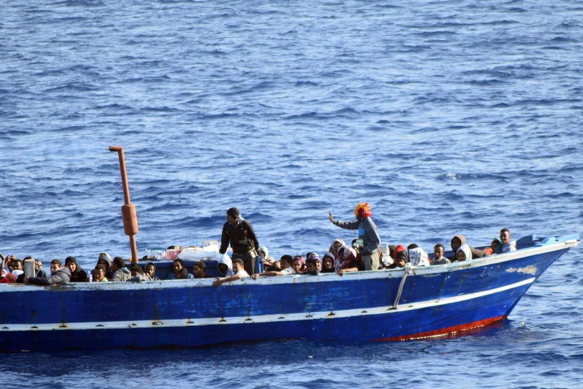 Il prelato la spara grossa:
«Le foibe di oggi
sono le stragi del mare»