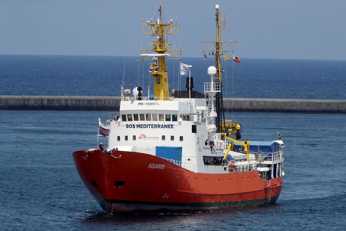 L’Italia sbarca gli immigrati: Aquarius dirottata in Spagna