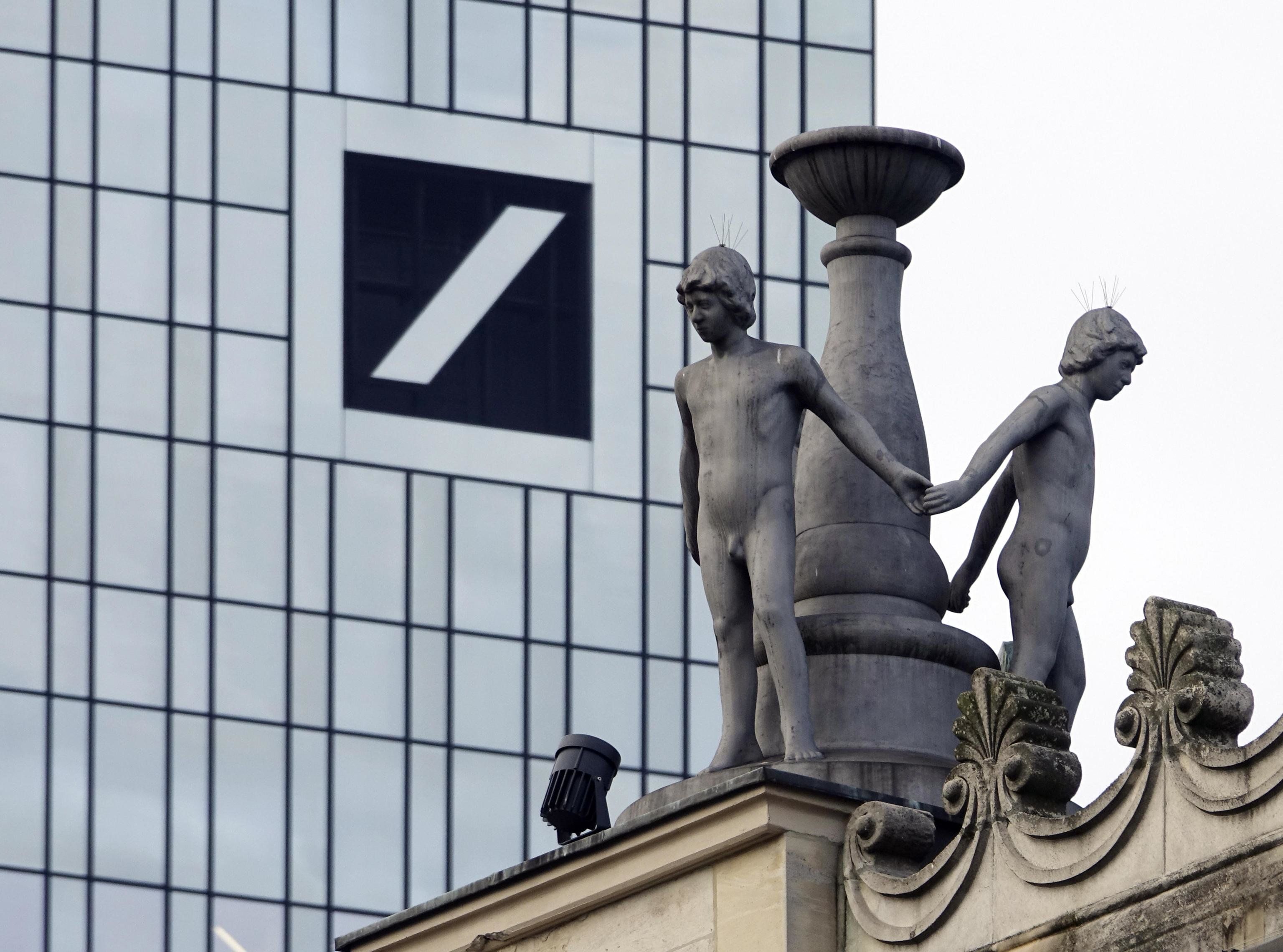 Deutsche bank mostra due facce. A Berlino soffre, in Italia dà credito