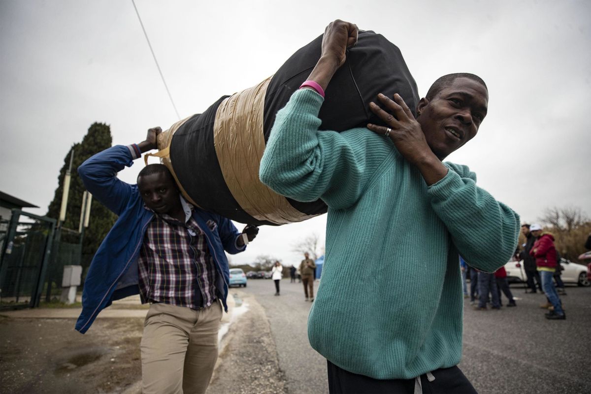 Il perfetto manuale per fare i soldi grazie all’accoglienza degli immigrati