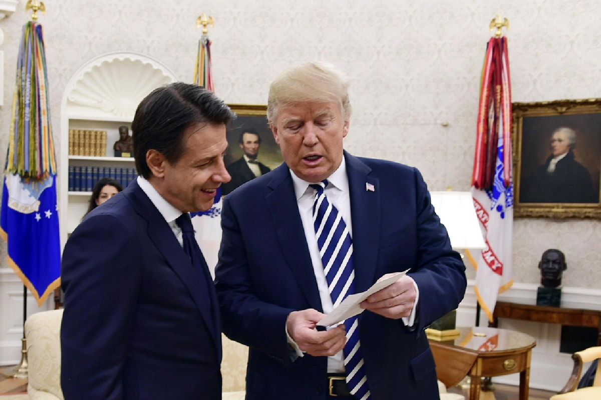 «Sto con Trump». Conte fa l’Andreotti e rimette l’Italia tra Usa ed Europa