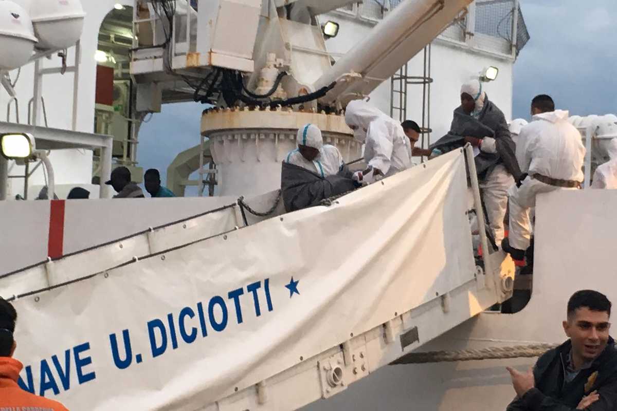 Diciotti, gli atti arrivano a Palermo. Salvini in tutto rischia fino a 30 anni