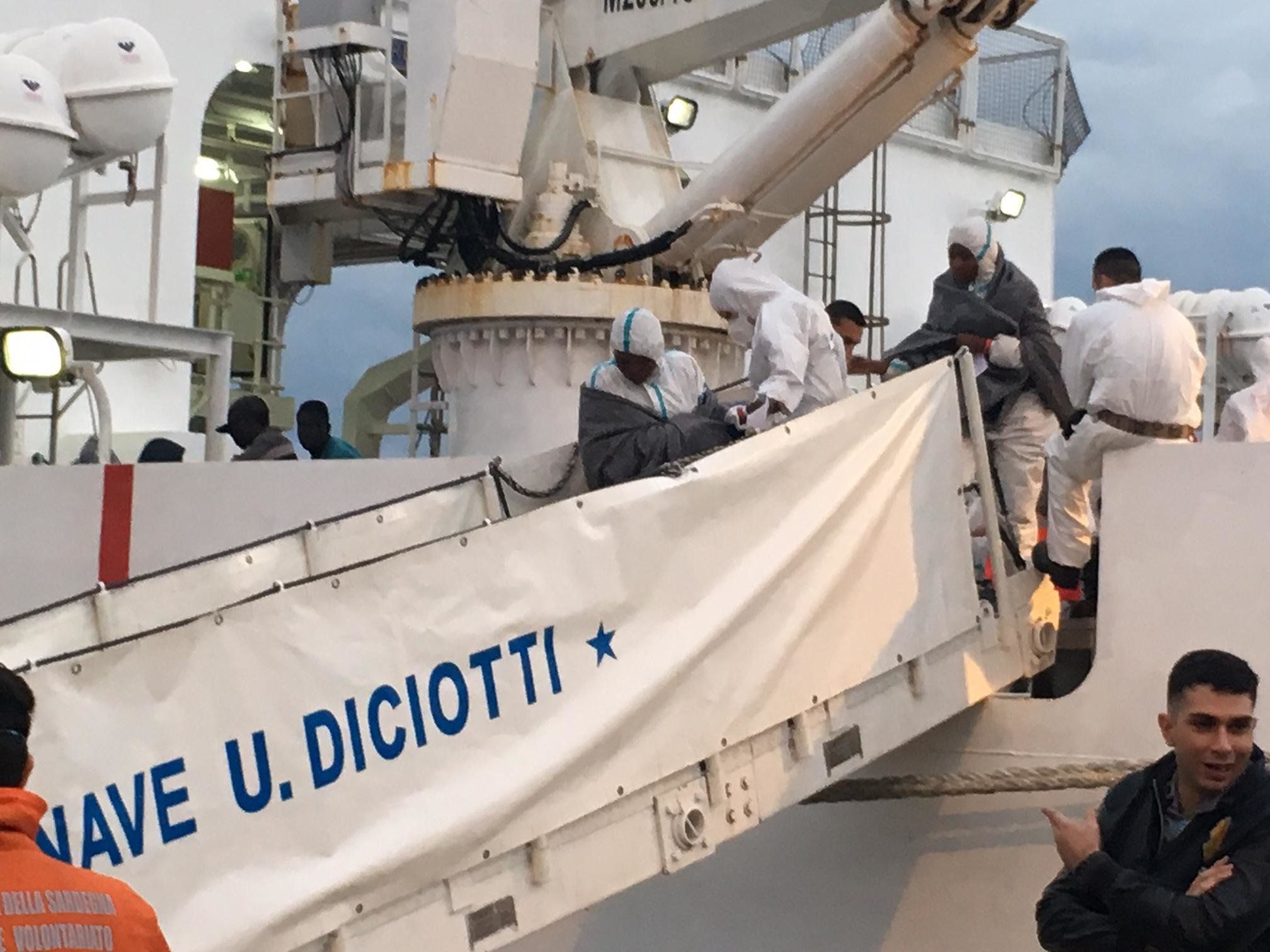 Diciotti, gli atti arrivano a Palermo. Salvini in tutto rischia fino a 30 anni