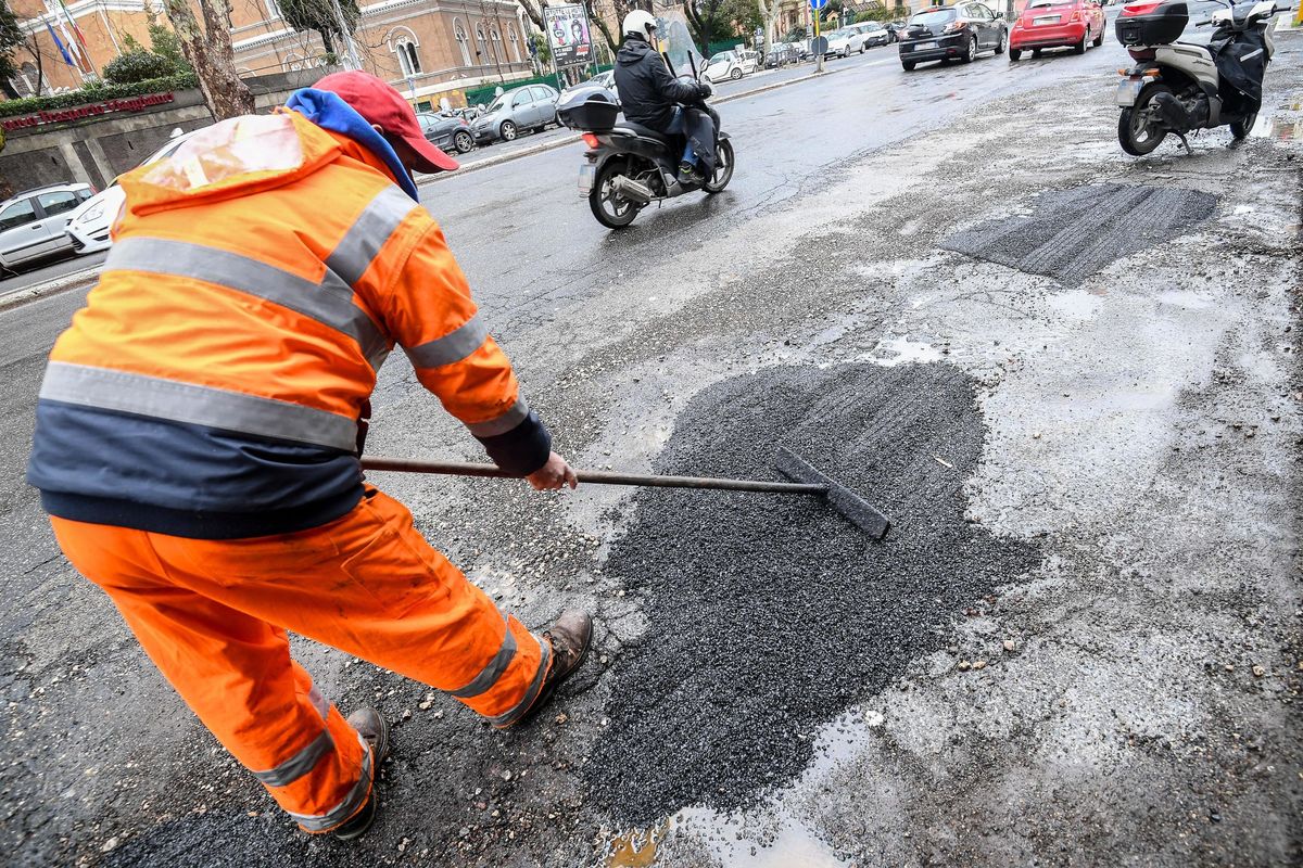 La Raggi vuol far tappare le buche ai galeotti