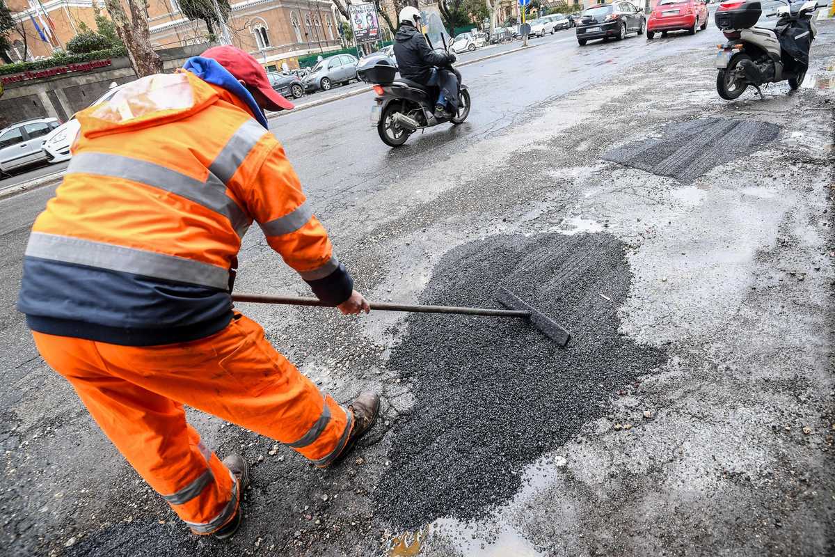 La Raggi vuol far tappare le buche ai galeotti