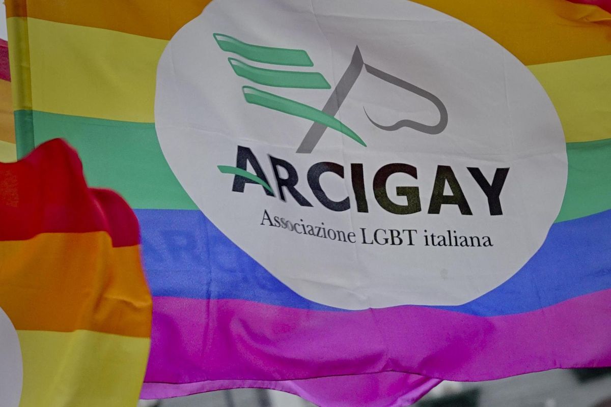 L’Arcigay celebra l’utero in affitto, che in Italia resta ancora un reato