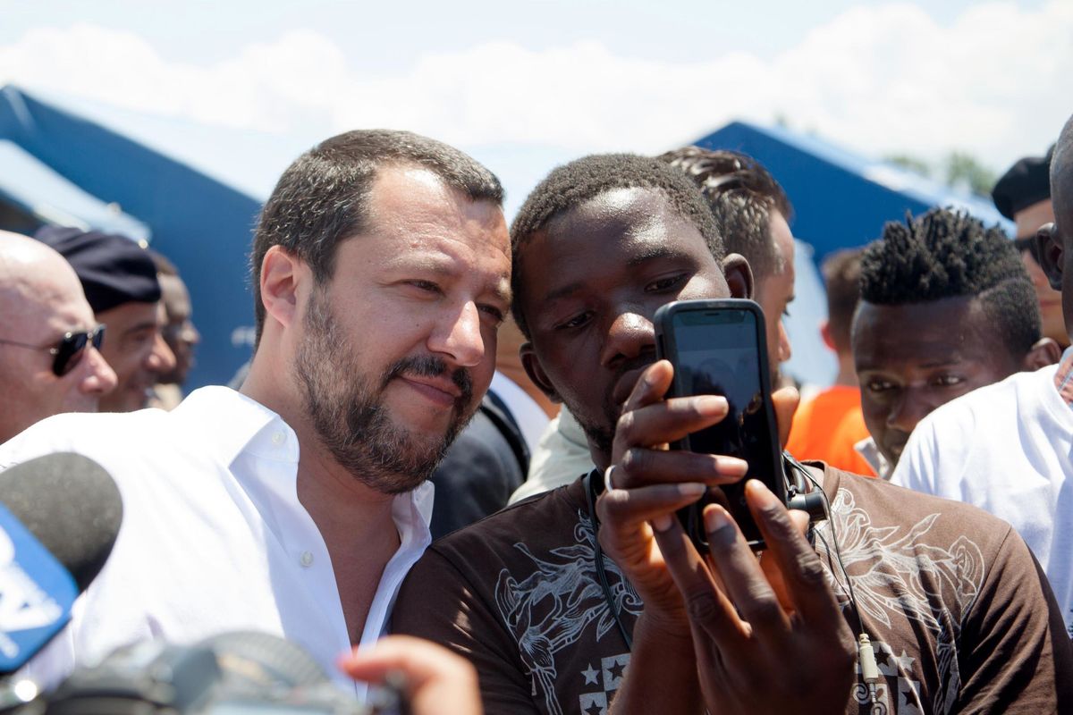 Sui migranti Salvini schiva i paletti del Colle. Ma a Milano arrivano le moschee