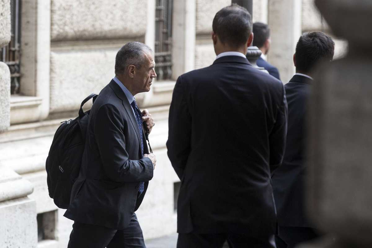 Triste storia
di un premier ridotto a fare
la ruota di scorta