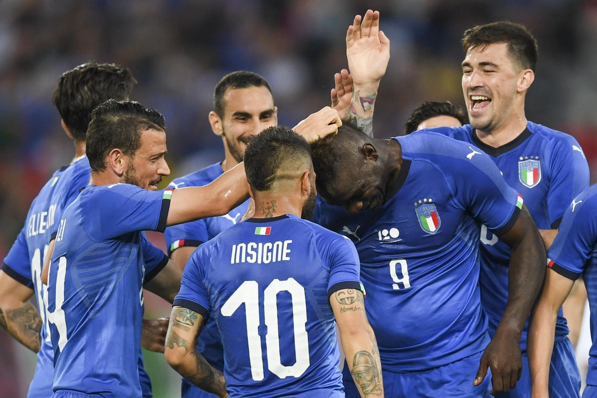 La Svizzera blocca alla dogana le maglie degli azzurri e si fa pagare l'Iva