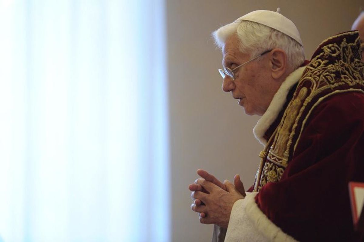 Tutti gli indizi lasciati da Benedetto per farci capire che è ancora Papa