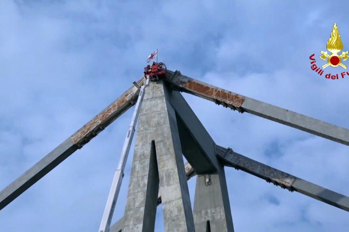 Il video: crollo dal lato dei tiranti «malati»