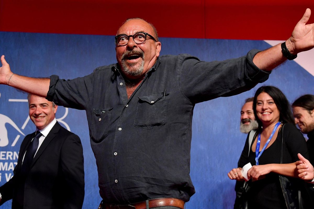 Il piccolo clown che usa la matita dell’odio