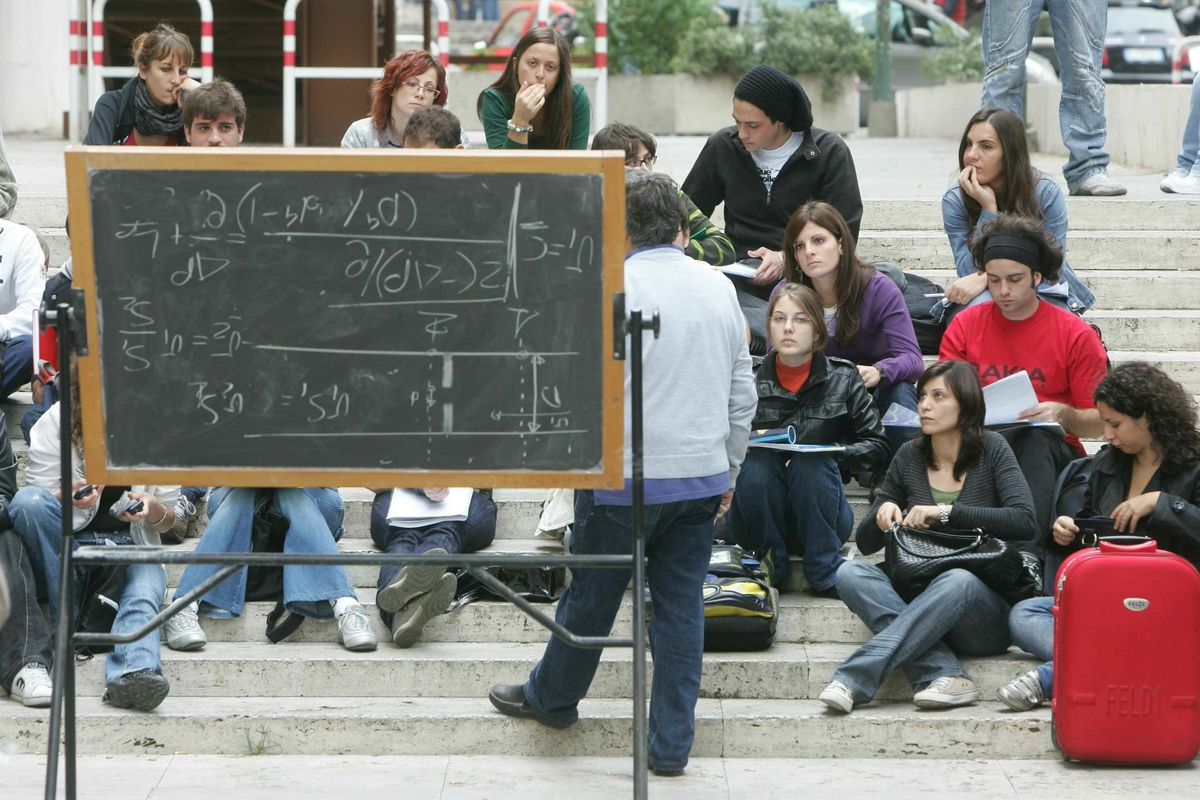 Tolleranza zero per chi occupa, bloccare le scuole è un crimine