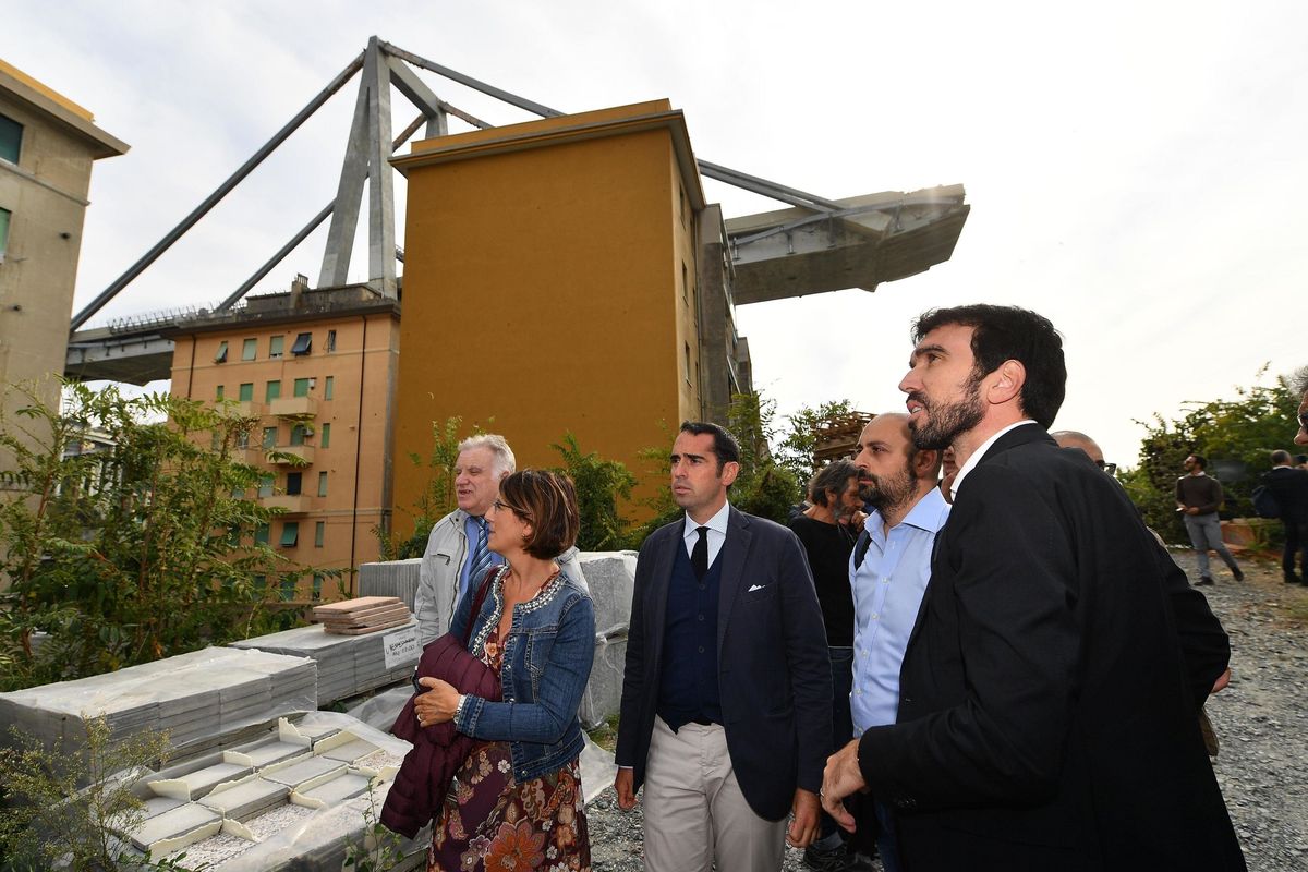 Mai visto nella storia dei funerali: i fischi se li prende l’opposizione