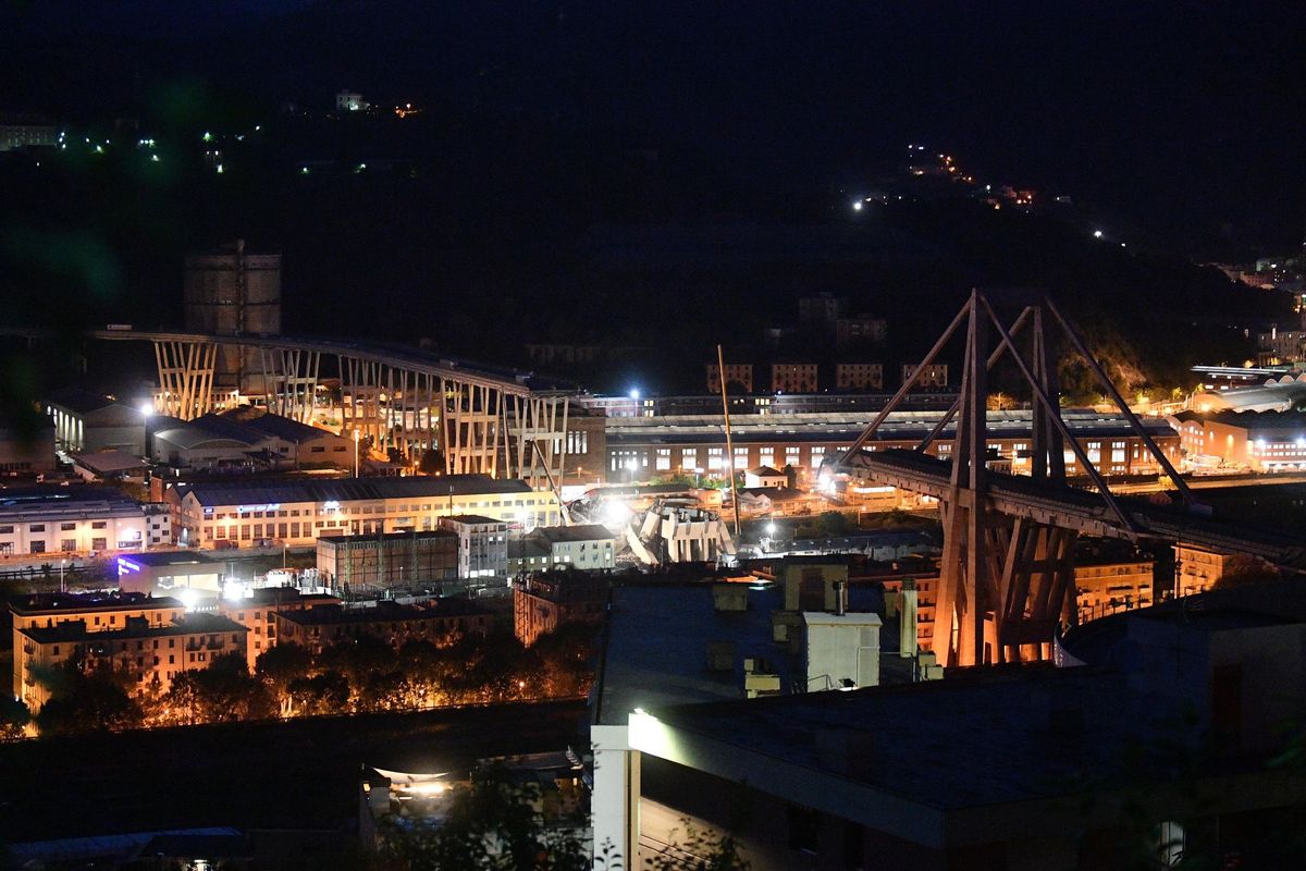 Ponte Morandi, c’è un rione intero da buttare giù. In mille senza casa