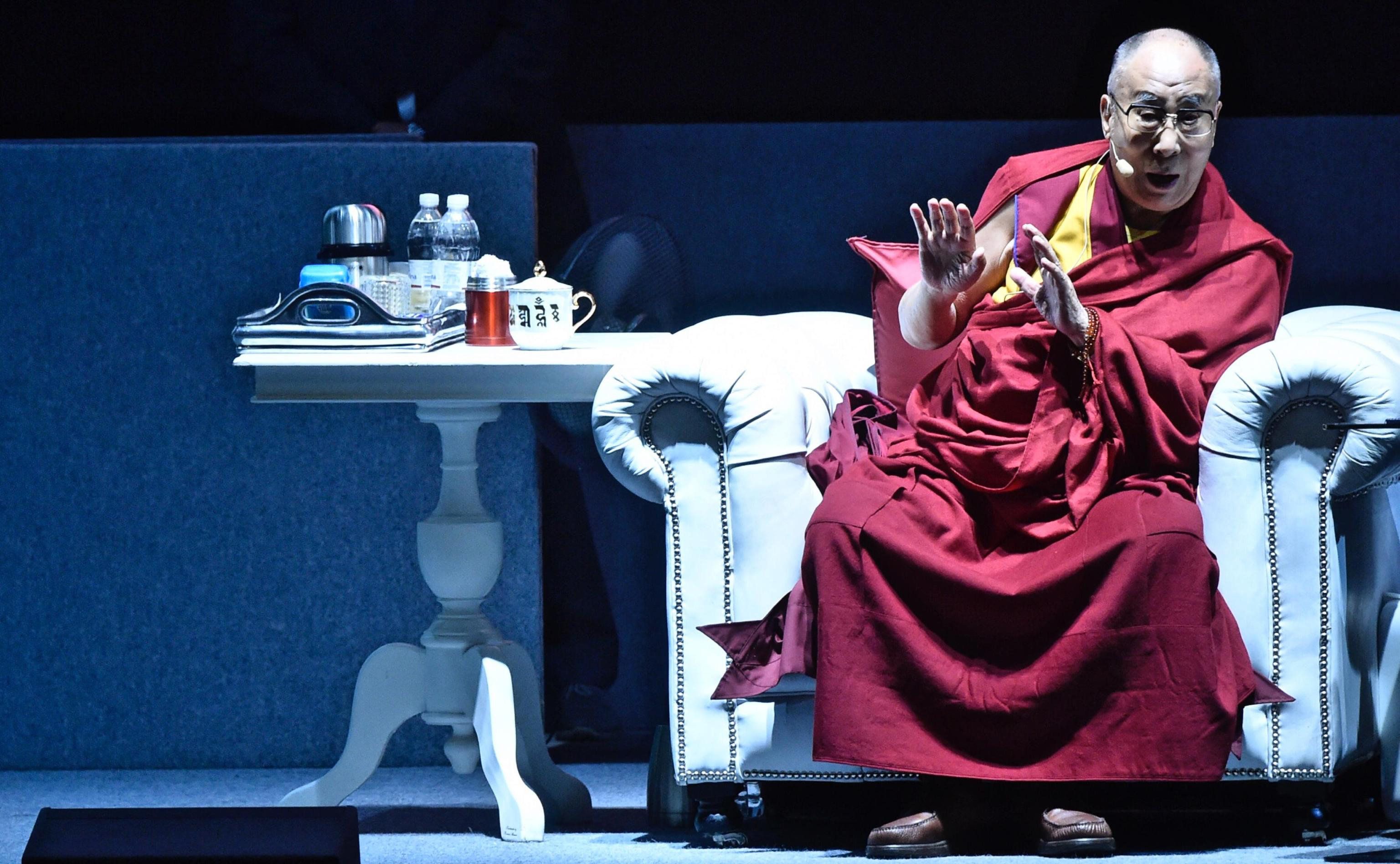 La lezione del Dalai Lama ai giovani: «Serve meno religione ma più Ue»