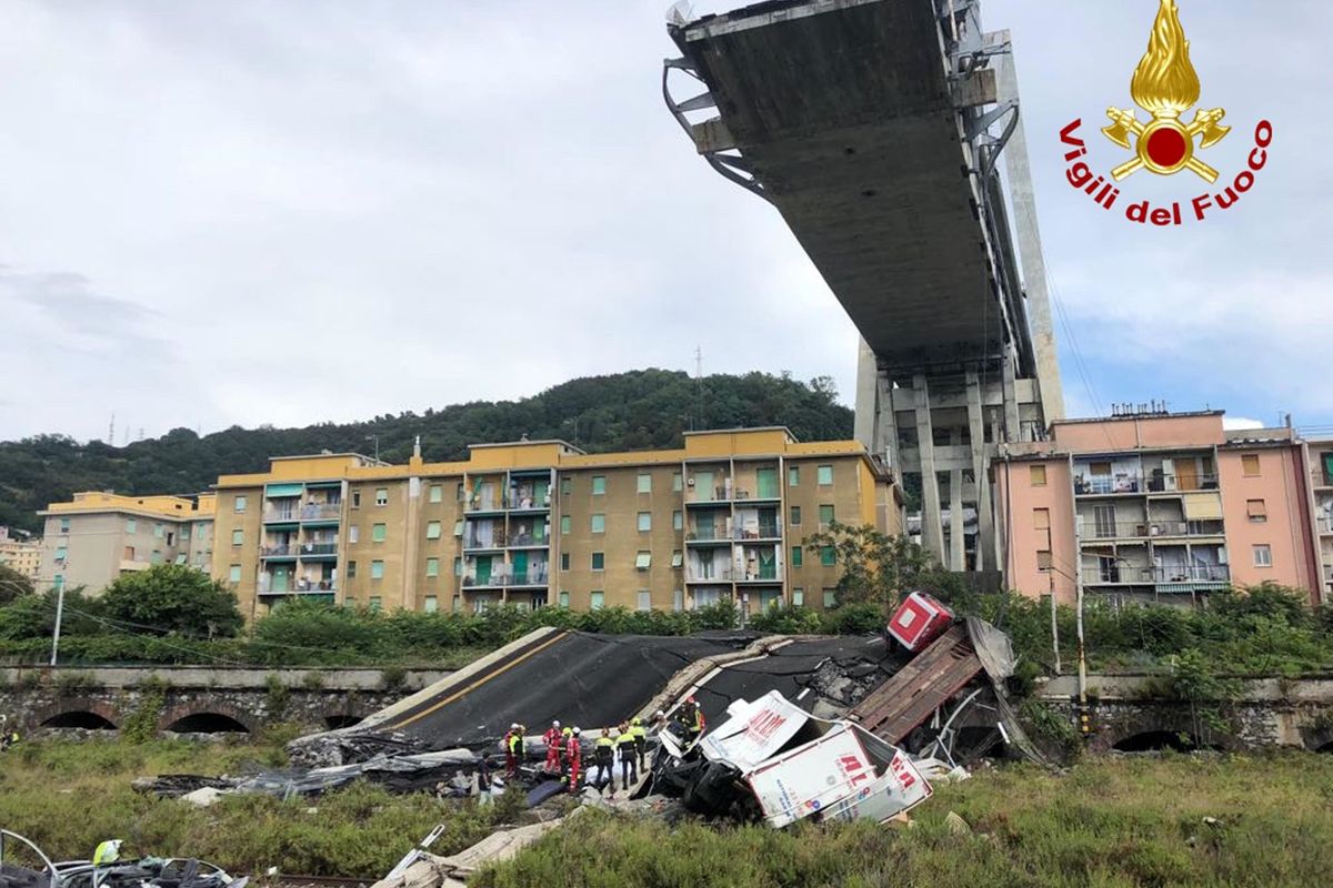 Ore 11.50: un fulmine, Ponte Morandi crolla e taglia Genova in due. 35 morti, c’è un bimbo