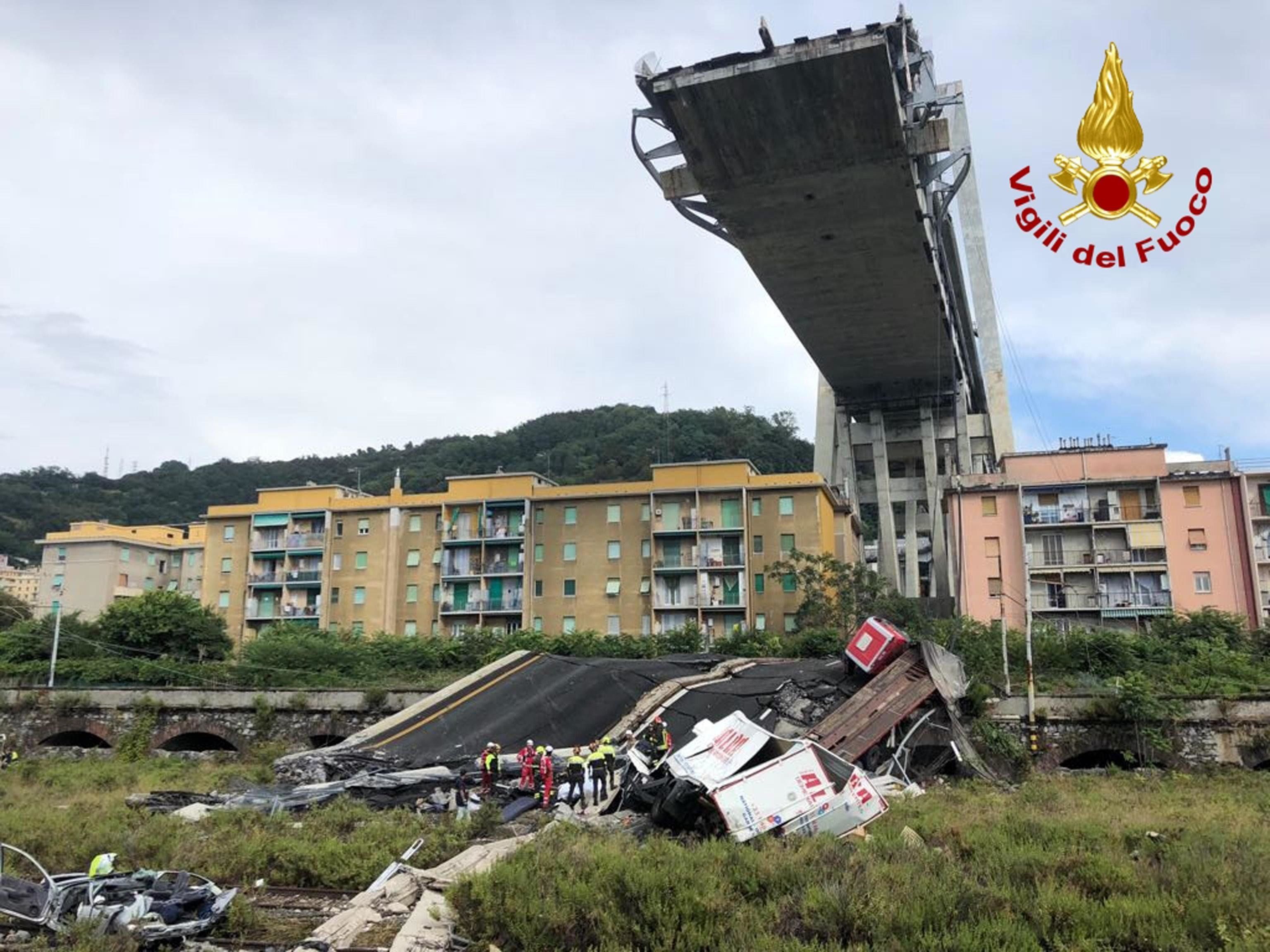 Ore 11.50: un fulmine, Ponte Morandi crolla e taglia Genova in due. 35 morti, c’è un bimbo