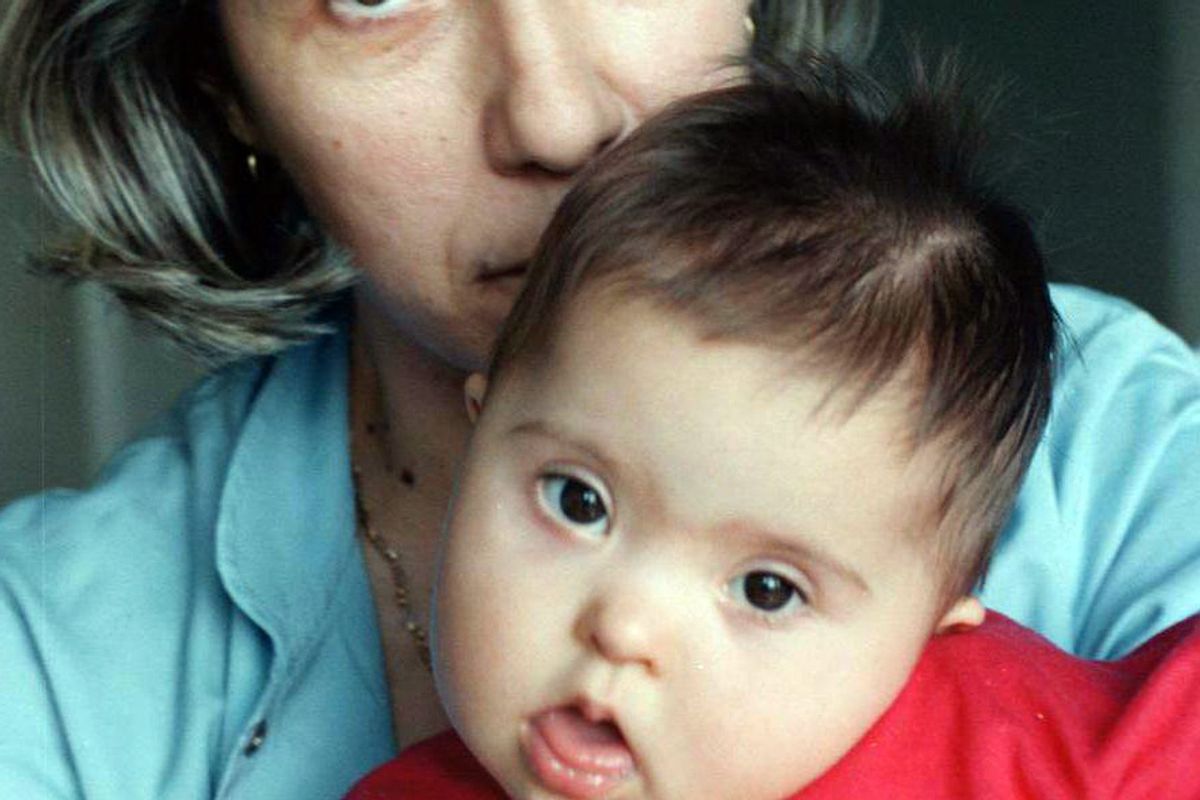 La bimba Down adottata da un uomo ha bisogno di un regalo: una mamma