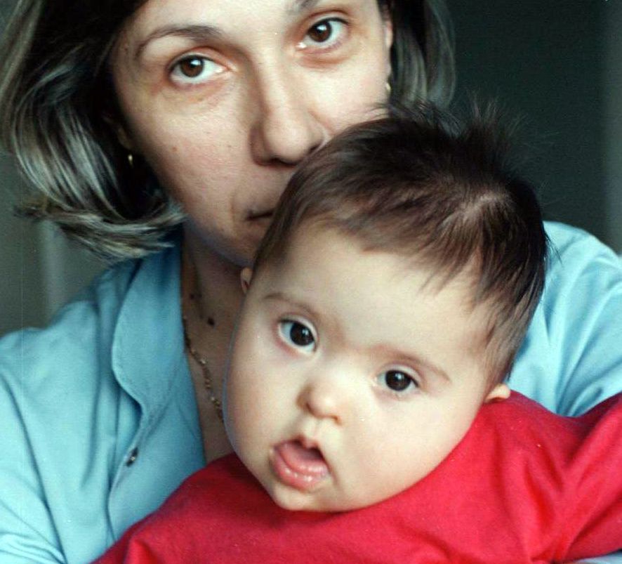 La bimba Down adottata da un uomo ha bisogno di un regalo: una mamma
