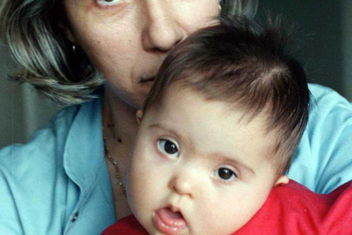 La bimba Down adottata da un uomo ha bisogno di un regalo: una mamma