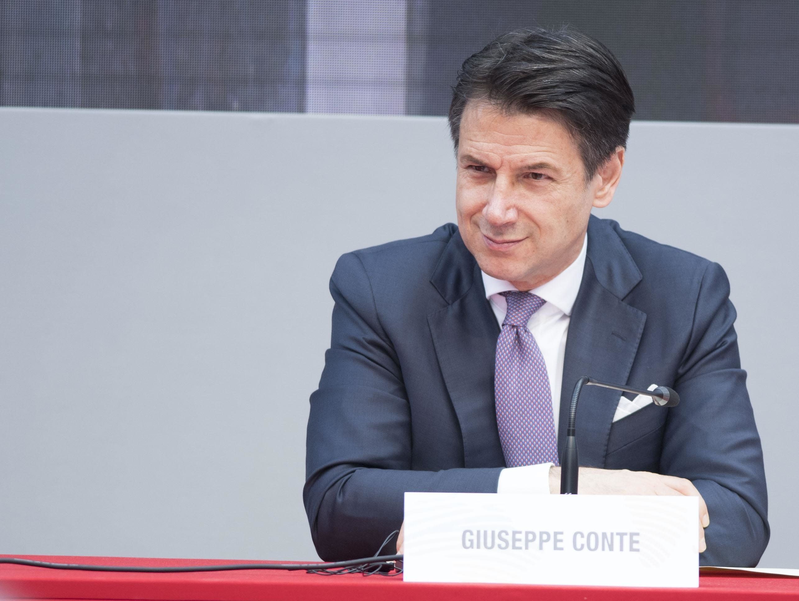 Il professore gemelli e pochette con il cuore che batte a sinistra