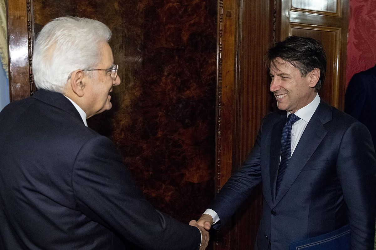 Di Maio e Salvini presentano Conte. Mattarella lo mette sotto ghiaccio