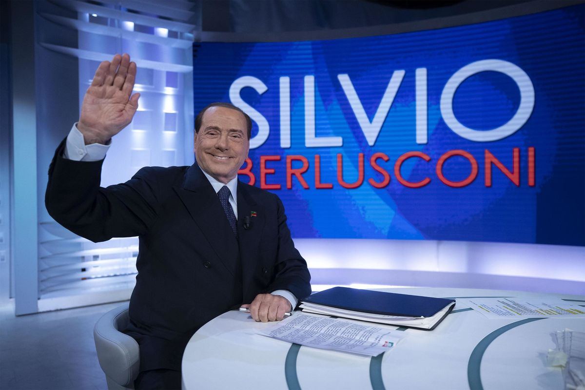 Il Cav picchia la Lega e fa l’occhiolino al Colle