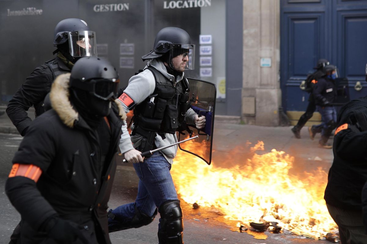 I giubbetti gialli rottamano Macron