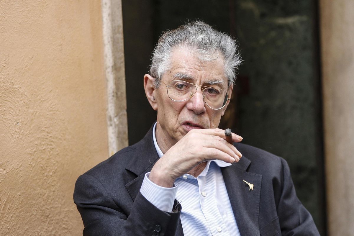 «Emergenza passata: Bossi è fuori pericolo»